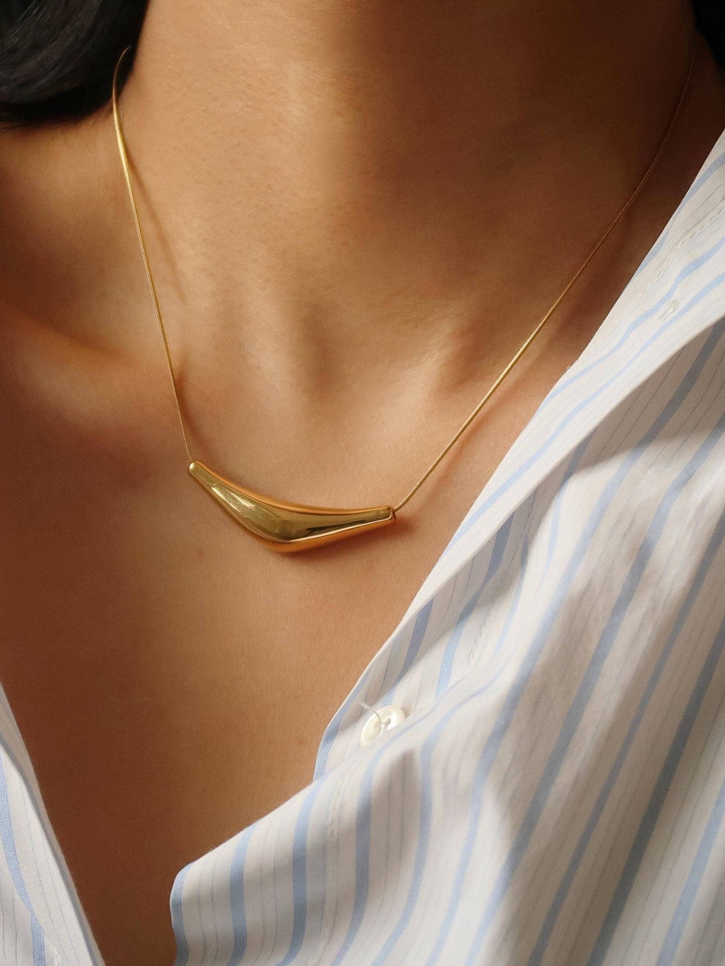 Cendre Curve Necklace