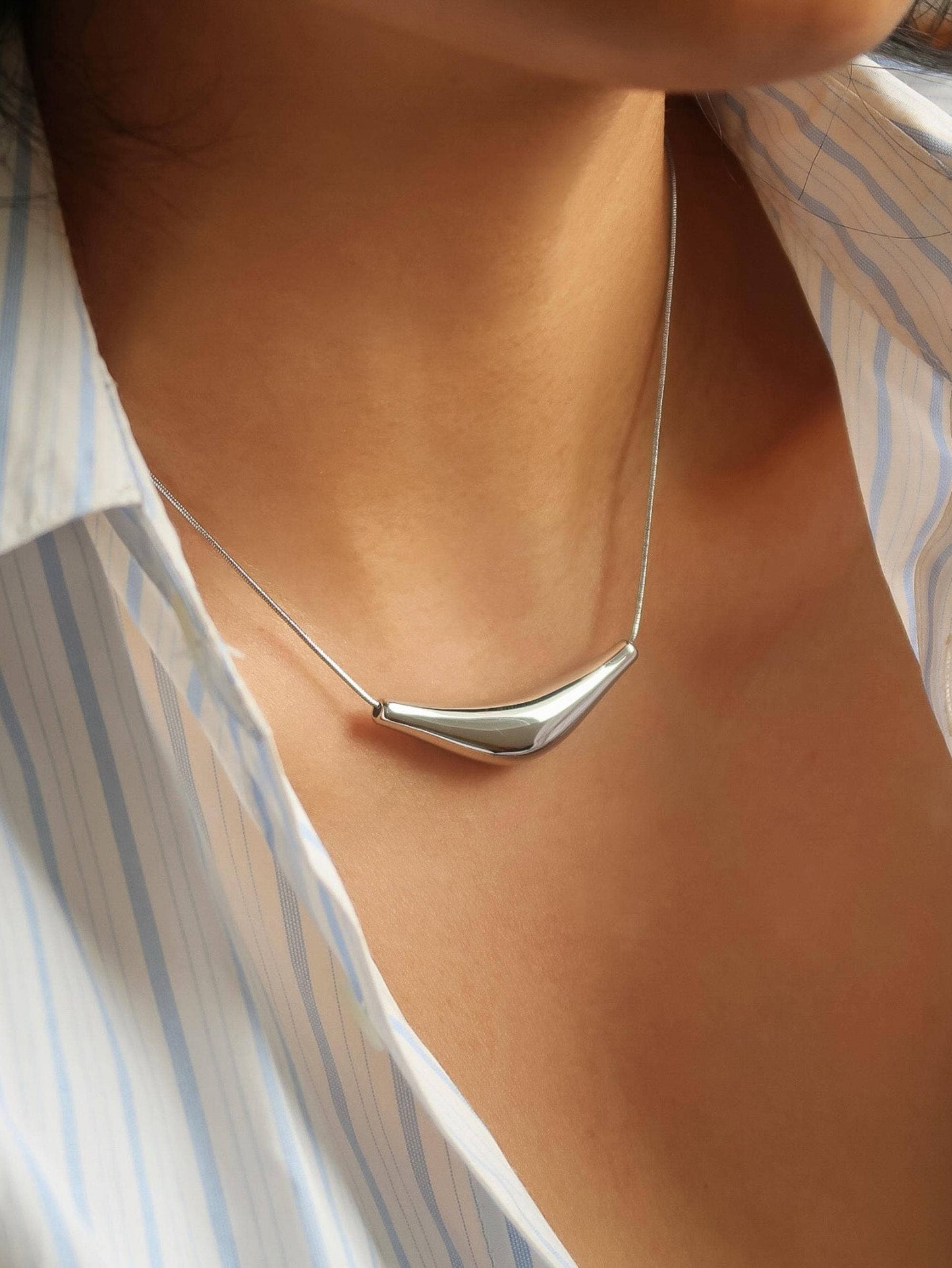 Cendre Curve Necklace