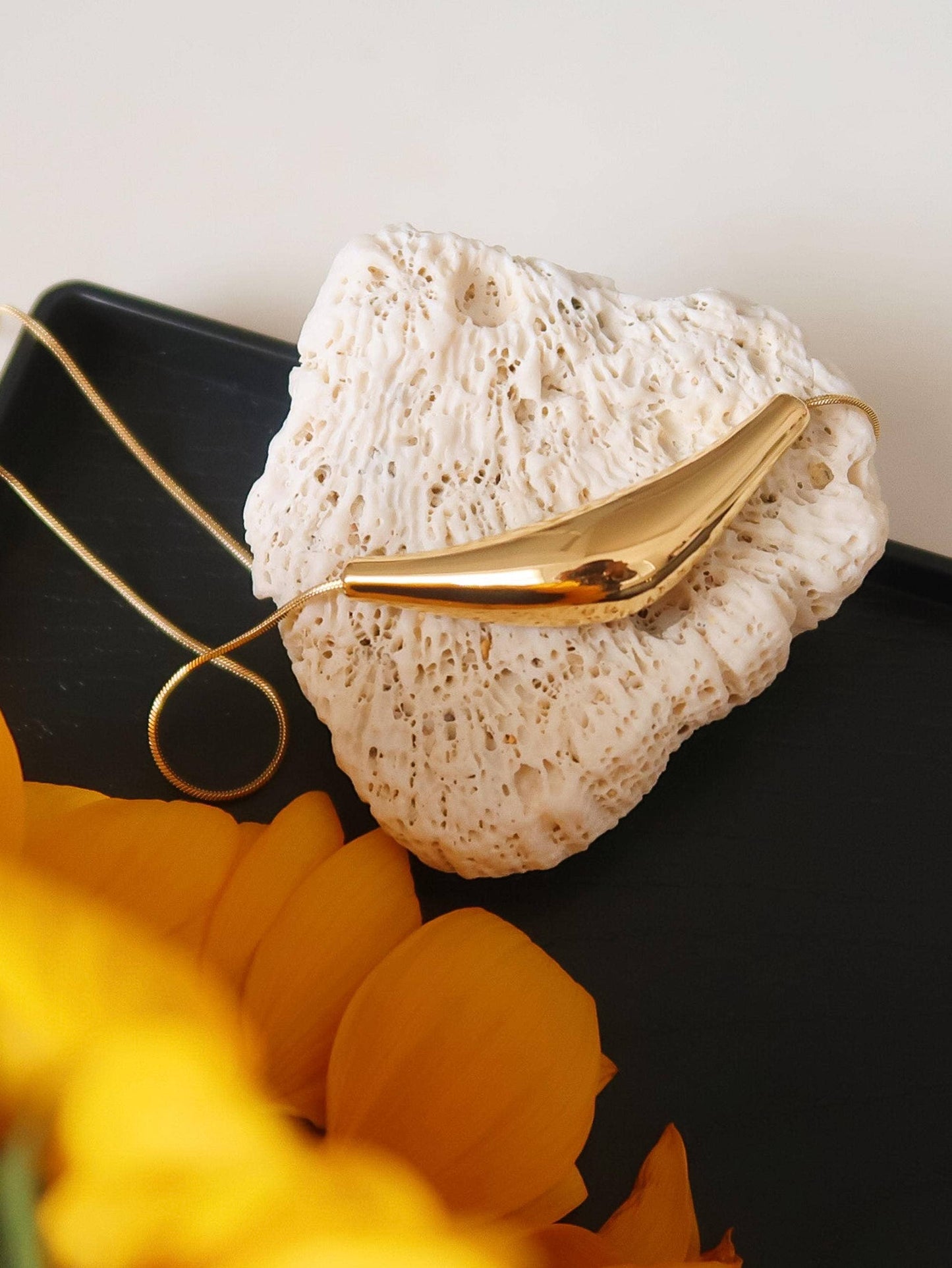 Cendre Curve Necklace